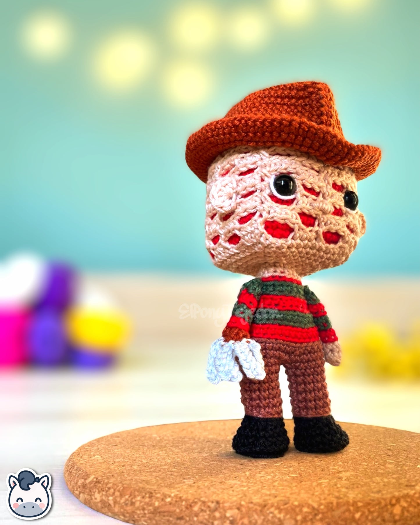 Amigurumi de Freddy Krueger inspirado en Pesadilla en Elm Street, tejido a mano con hilo 100% algodón. Perfecto para fans del terror, Halloween y coleccionistas geek. Creado por El Pony Tejedor.