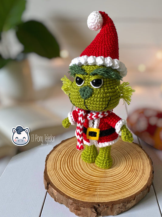 Handmade Grinch amigurumi inspired by Dr. Seuss’s How the Grinch Stole Christmas, a soft crochet plush perfect for Christmas lovers and geek collectors. Artisan plush by El Pony Tejedor.