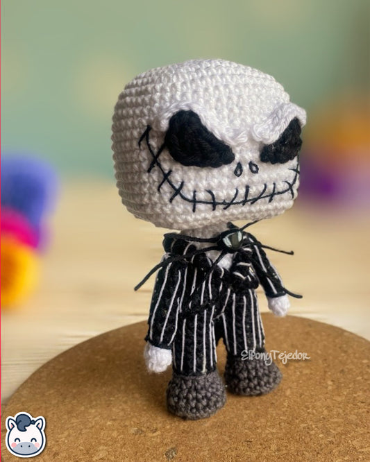 Amigurumi de Jack Skellington inspirado en Pesadilla Antes de Navidad, hecho a mano con hilo 100% algodón. Perfecto para fans de Tim Burton, Halloween y el arte gótico. Creado por El Pony Tejedor.