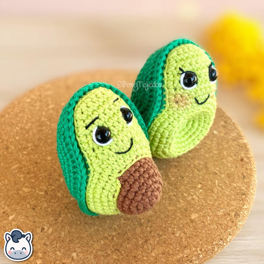 This Avocado amigurumi crochet kit includes all materials plus a detailed PDF pattern to create your own handmade kawaii avocado keychains. Inspired by cute Japanese-style food, this DIY crochet kit comes with yarn, stuffing, and step-by-step photo instructions to make smiling avocado halves. Perfect for beginners, food lovers, and geek crochet fans. Available in English and Spanish, this kit makes an adorable handmade gift idea.