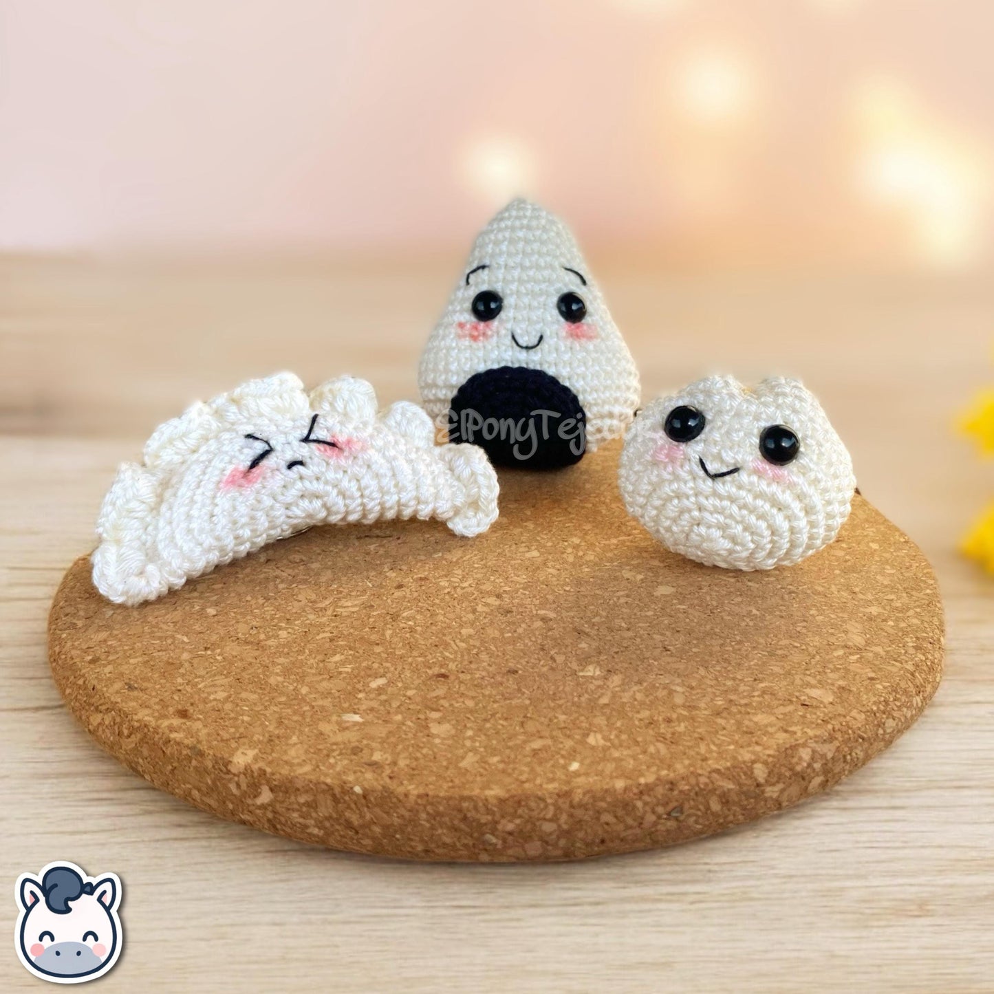 This Onigiri, Gyoza, and Dumpling amigurumi crochet kit includes all materials plus the PDF pattern to create your own handmade kawaii food keychains. Inspired by cute Japanese snacks, this geek crochet kit features soft yarn, filling, and a detailed step-by-step pattern with photos. Perfect for beginners, food lovers, and handmade enthusiasts. Available in English and Spanish, this kit makes a unique and adorable DIY gift idea.