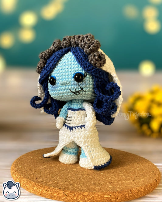 Amigurumi de La Novia Cadáver inspirado en la película de Tim Burton, tejido a mano con hilo 100% algodón. Perfecto para fans del cine gótico, Halloween y el arte artesanal. Creado por El Pony Tejedor.