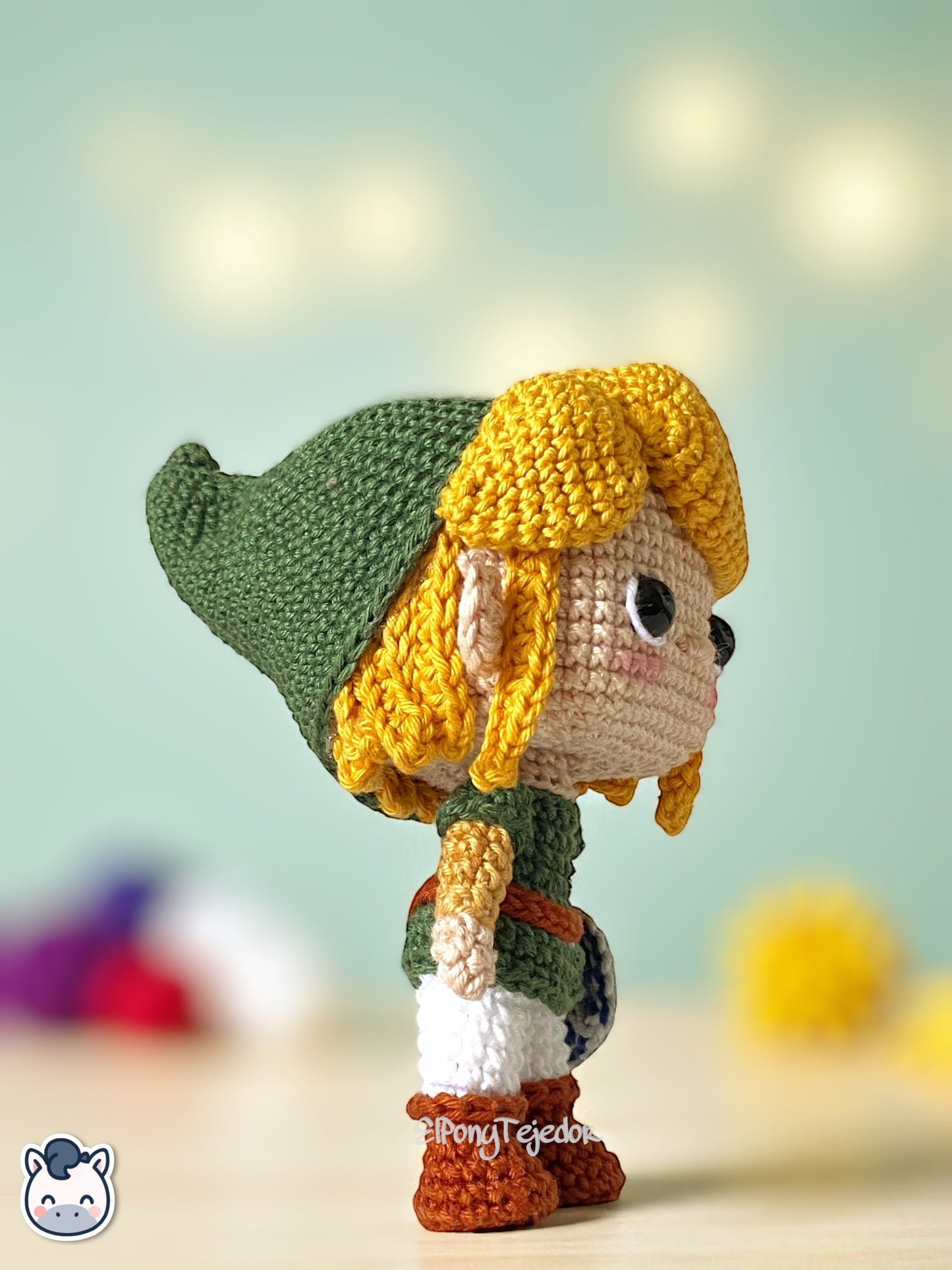 Amigurumi de Link inspirado en The Legend of Zelda, hecho a mano con hilo 100% algodón. Perfecto para fans de Nintendo, gamers y amantes del crochet. Creado por El Pony Tejedor.