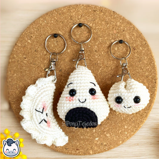 Llaveros amigurumi de sushi, edamame, dumpling y gyoza hechos a mano con hilo 100% algodón. Perfectos para fans del estilo kawaii, la comida japonesa y los regalos artesanales. Creado por El Pony Tejedor.