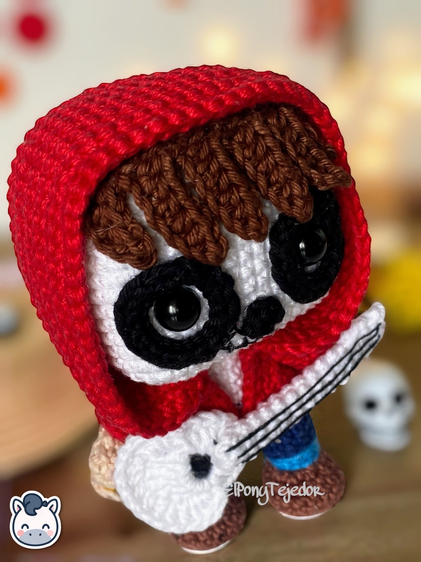 Amigurumi hecho a mano de Miguel, inspirado en Coco de Disney Pixar. Este muñeco de crochet artesanal combina detalles coloridos, guitarra y expresión alegre. Perfecto para fans del cine, coleccionistas o como regalo único en el Día de los Muertos.