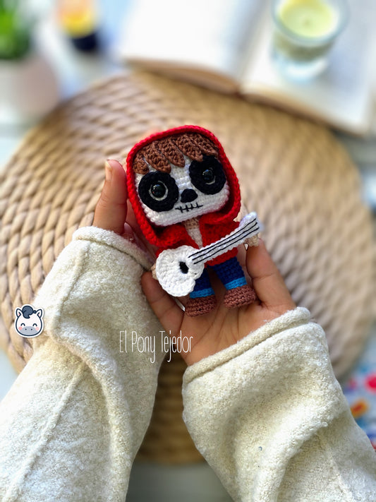 Amigurumi hecho a mano de Miguel, inspirado en Coco de Disney Pixar. Este muñeco de crochet artesanal combina detalles coloridos, guitarra y expresión alegre. Perfecto para fans del cine, coleccionistas o como regalo único en el Día de los Muertos.