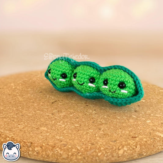 This Edamame crochet pattern PDF is a handmade geek amigurumi keychain inspired by cute Japanese food. This kawaii-style crochet pattern includes step-by-step photo instructions to help you create your own smiling green edamame pod plush keychain. Perfect for food lovers, geek collectors, and handmade enthusiasts who adore Japanese kawaii culture. Available in English and Spanish as a digital instant download for crochet lovers.