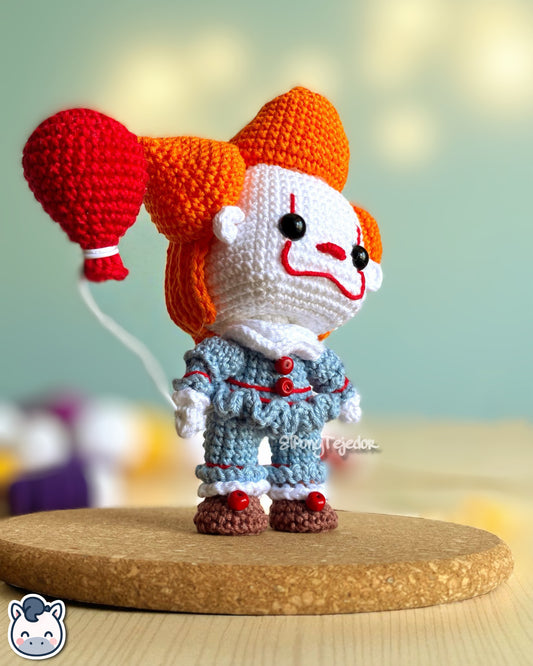 Amigurumi de Pennywise inspirado en IT, tejido a mano con hilo 100% algodón. Perfecto para fans de Stephen King, el cine de terror y Halloween. Creado por El Pony Tejedor.