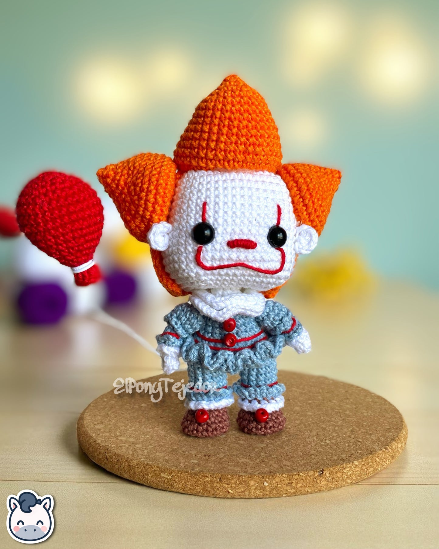 Amigurumi de Pennywise inspirado en IT, tejido a mano con hilo 100% algodón. Perfecto para fans de Stephen King, el cine de terror y Halloween. Creado por El Pony Tejedor.