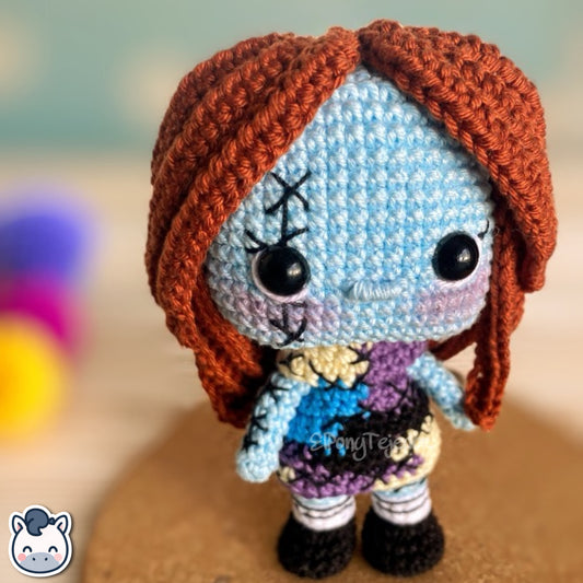 Amigurumi de Sally inspirado en Pesadilla Antes de Navidad, tejido a mano con hilo 100% algodón. Perfecto para fans de Tim Burton, Halloween y coleccionistas de arte gótico. Creado por El Pony Tejedor.