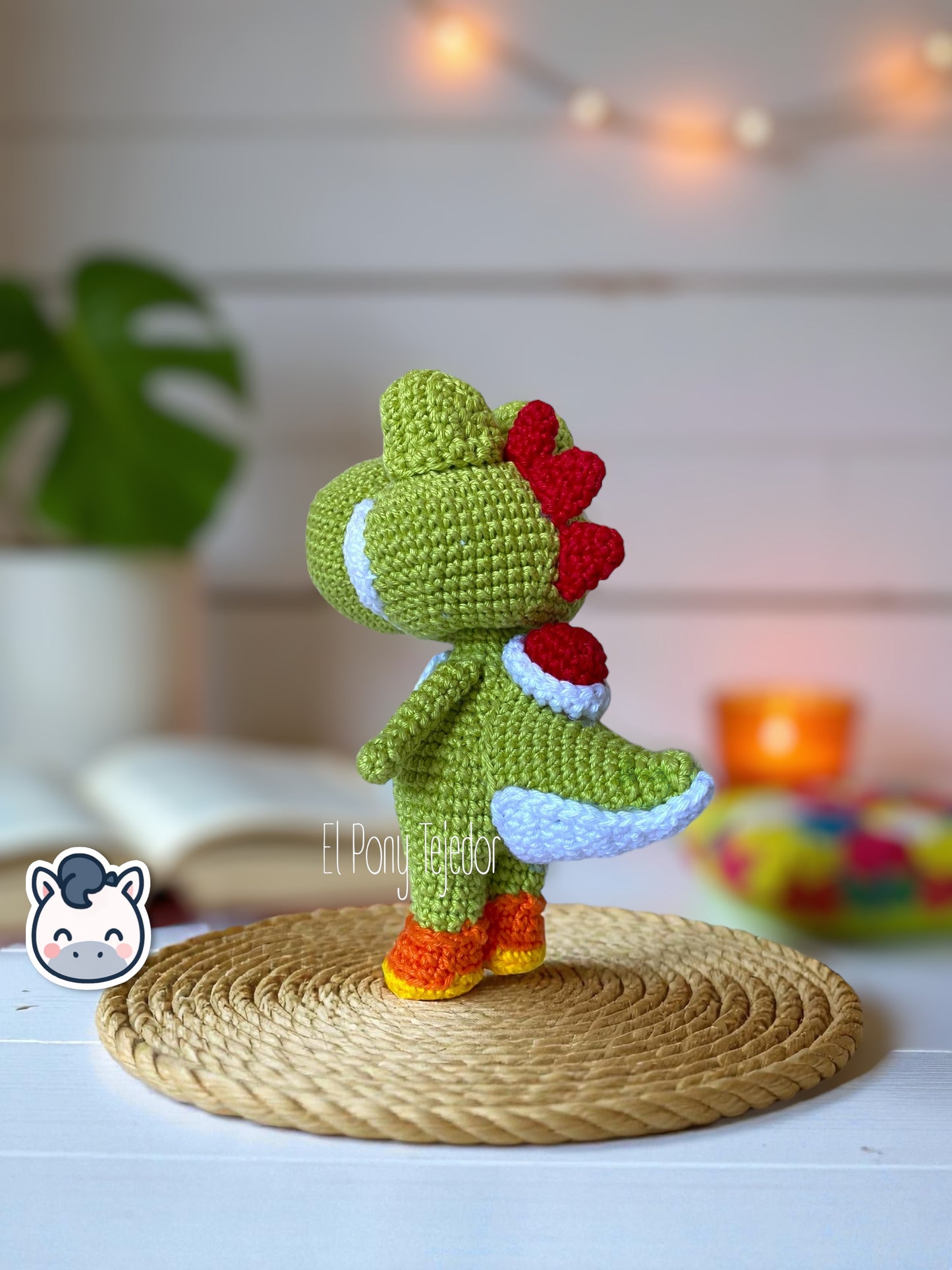 Muñeco amigurumi hecho a mano de Yoshi inspirado en Super Mario Bros, elaborado con hilo 100% algodón. Perfecto como regalo geek o decorativo para fans de Nintendo y los videojuegos retro.