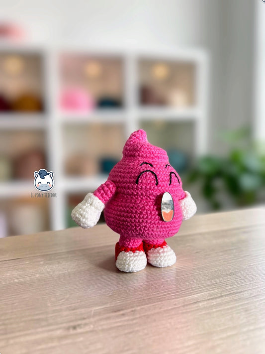 Amigurumi Caca Arale tejido a mano inspirado en Dr. Slump, un divertido patrón de ganchillo kawaii en PDF para fans del anime clásico.