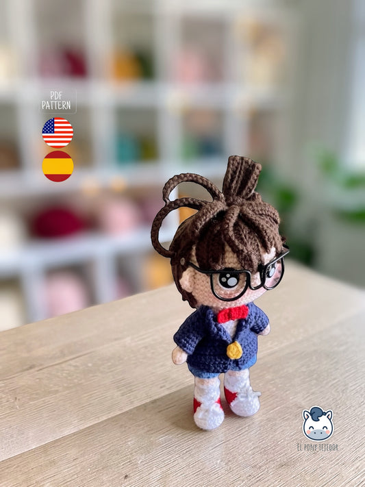 Detective Conan amigurumi tejido a crochet, patrón PDF inspirado en el famoso personaje del anime, handmade geek amigurumi plush para fans del manga y el anime