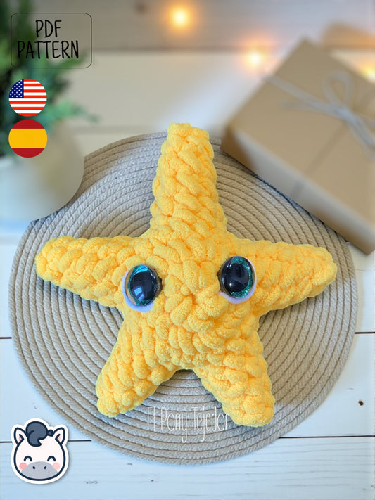 Patrón de ganchillo amigurumi de una estrella de Navidad amarilla tejida en lana de terciopelo con ojos grandes y brillantes. EN: Crochet amigurumi pattern of a yellow Christmas star made with velvet yarn and big glittery eyes.