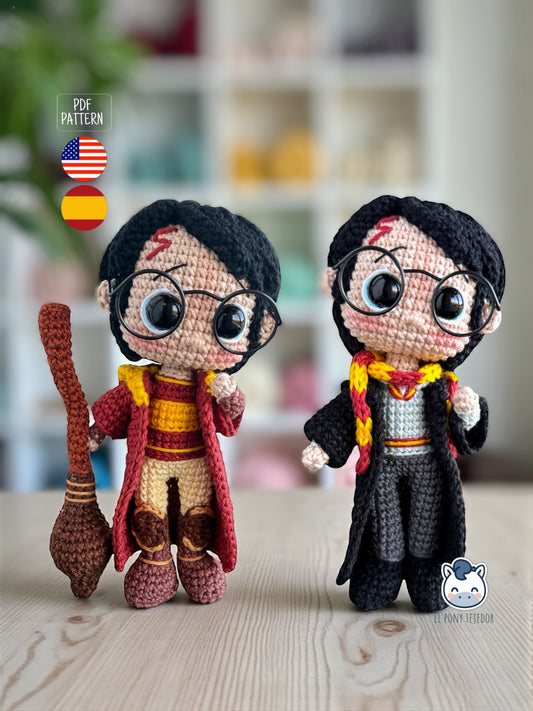Handmade Harry Potter amigurumi featuring school uniform with Sorting Hat and Quidditch version with broom, crochet pattern PDF for Harry Potter fans / Amigurumi de Harry Potter con uniforme de colegio y sombrero seleccionador y versión de Quidditch con escoba, patrón de ganchillo en PDF para fans de Harry Potter