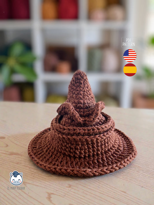 Handmade Sorting Hat amigurumi inspired by a magical wizard universe, a geek crochet pattern PDF perfect for fantasy fans and handmade amigurumi lovers | Amigurumi del Sombrero Seleccionador inspirado en un universo mágico, patrón de ganchillo ideal para fans de la fantasía y del crochet artesanal