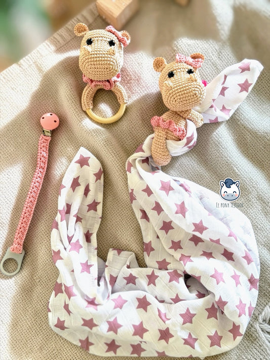 Pack amigurumi hipopótamo bebé hecho a mano con sonajero, doudou con muselina y chupetero a juego, un patrón de ganchillo ideal para regalos de recién nacido y accesorios handmade de bebé.