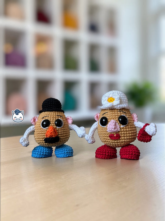 Amigurumi de Mr y Mrs Potato Head inspirado en Toy Story, un patrón de ganchillo cute y geek perfecto para fans de Pixar y coleccionistas estilo Funko.