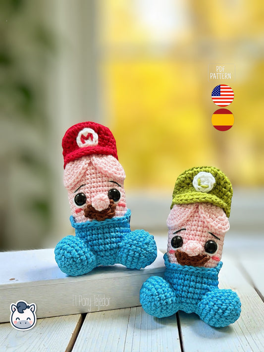 Patrón de ganchillo amigurumi de penes inspirados en Mario y Luigi con colores icónicos y diseño divertido para adultos.