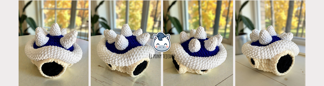 Amigurumi de la Concha Azul con pinchos de Mario Kart tejido a ganchillo en lana suave blanca y azul.
