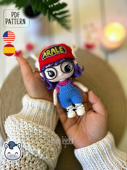 Handmade Caca and Arale amigurumi inspired by Akira Toriyama’s Dr. Slump, a perfect pattern for manga lovers, geek collectors and kawaii crochet fans.