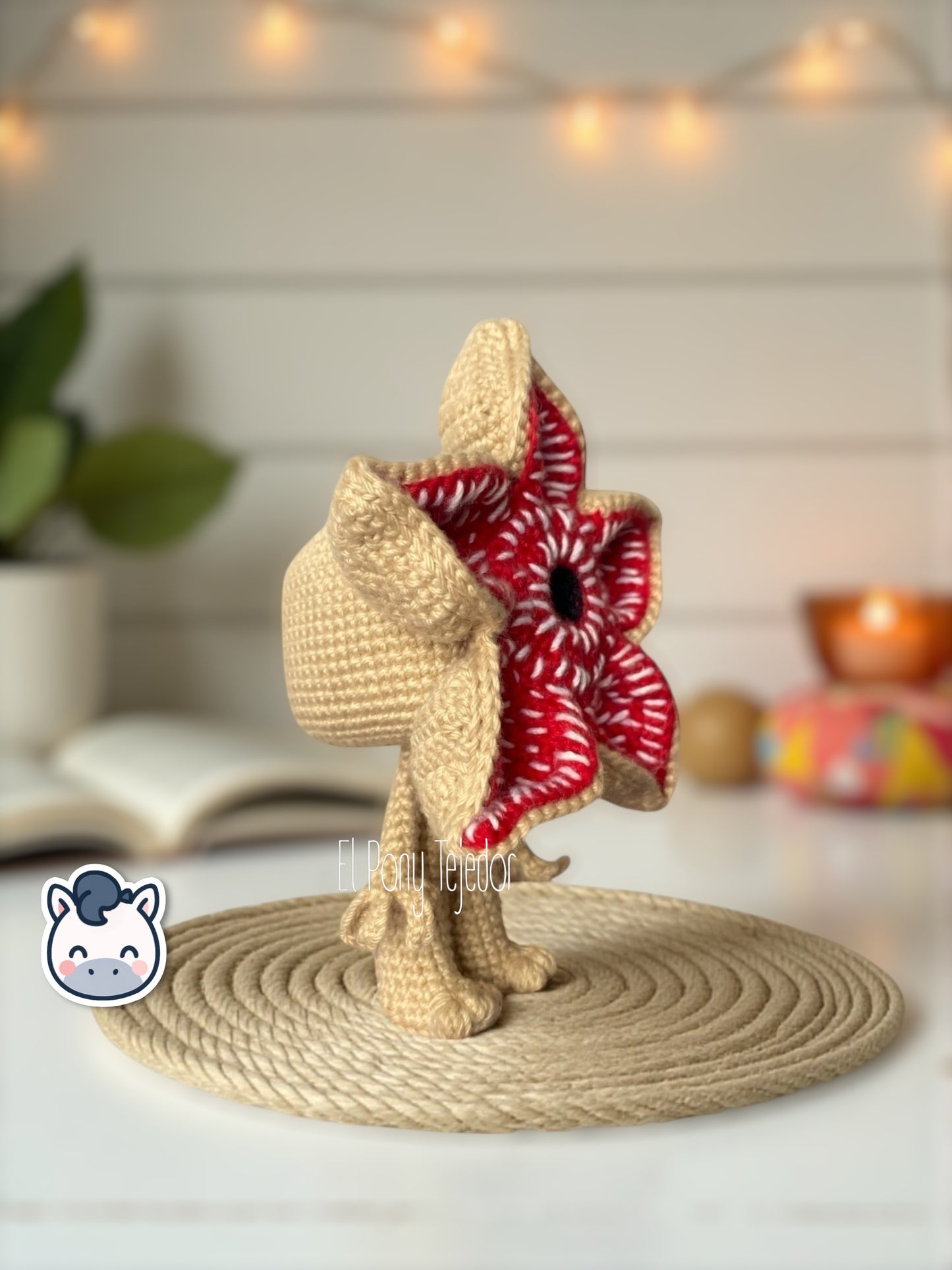 Muñeco amigurumi hecho a mano del Demogorgon inspirado en Stranger Things. Realizado con hilo 100% algodón, perfecto como regalo geek o decorativo para fans del terror y las series retro.