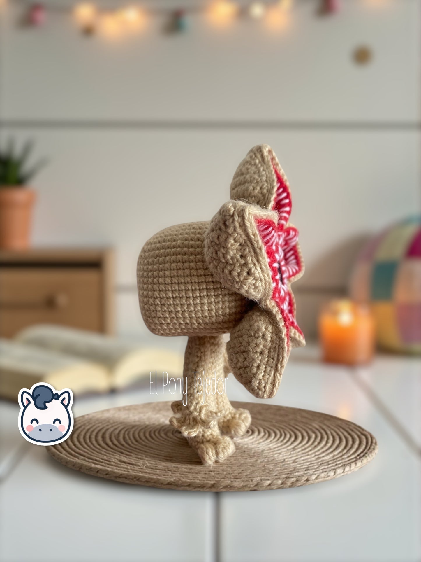 Muñeco amigurumi hecho a mano del Demogorgon inspirado en Stranger Things. Realizado con hilo 100% algodón, perfecto como regalo geek o decorativo para fans del terror y las series retro.