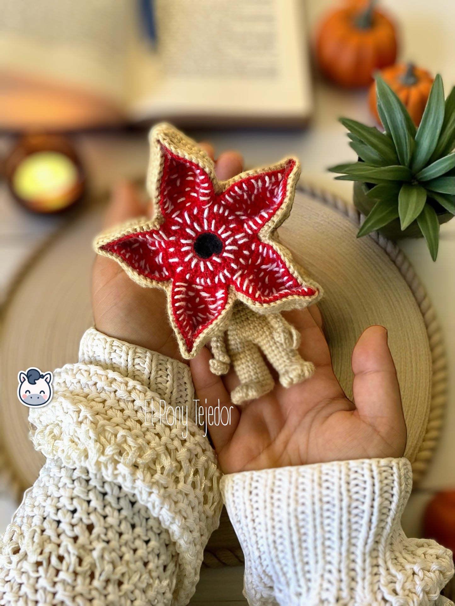 Muñeco amigurumi hecho a mano del Demogorgon inspirado en Stranger Things. Realizado con hilo 100% algodón, perfecto como regalo geek o decorativo para fans del terror y las series retro.