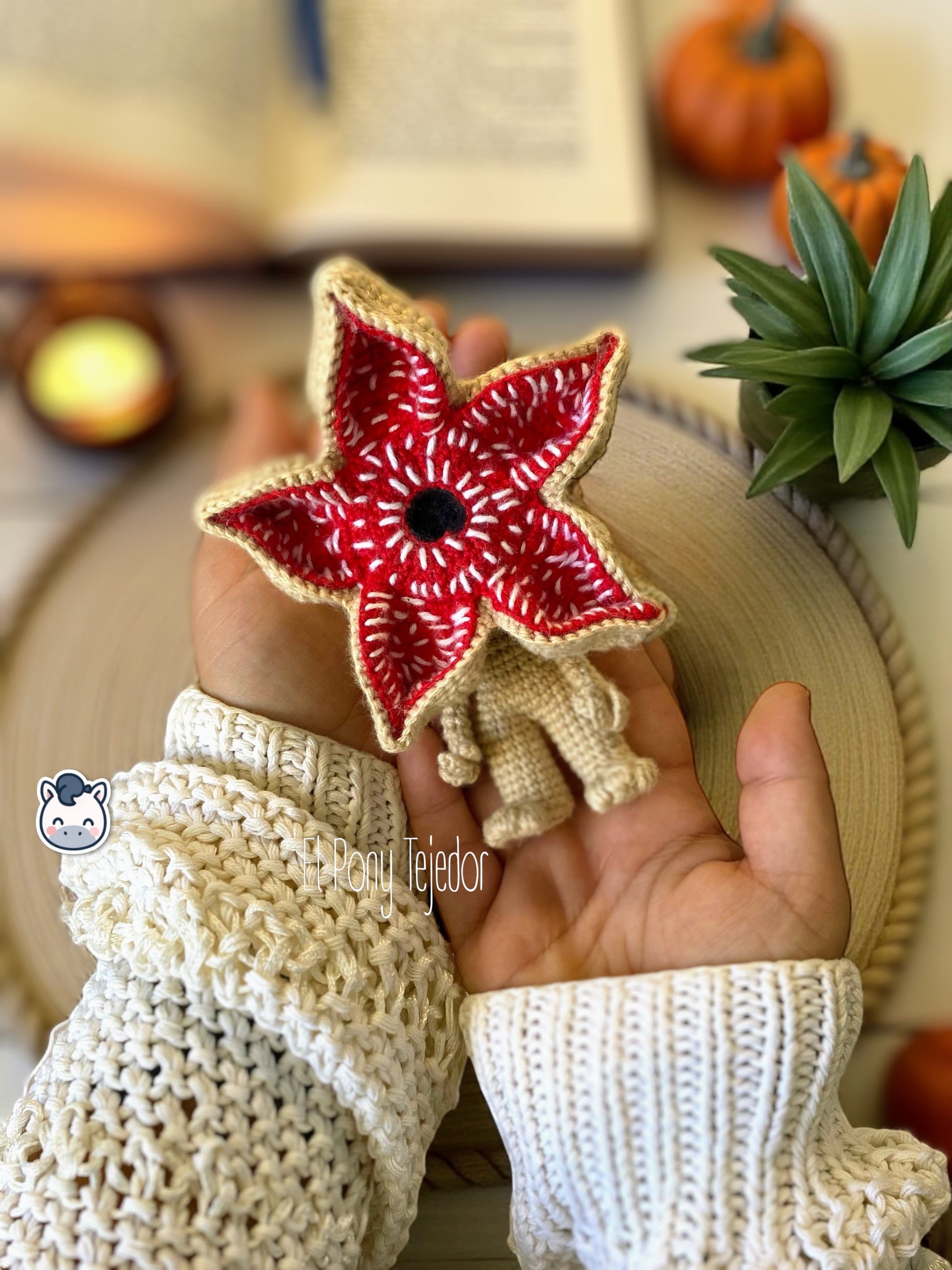 Muñeco amigurumi hecho a mano del Demogorgon inspirado en Stranger Things. Realizado con hilo 100% algodón, perfecto como regalo geek o decorativo para fans del terror y las series retro.