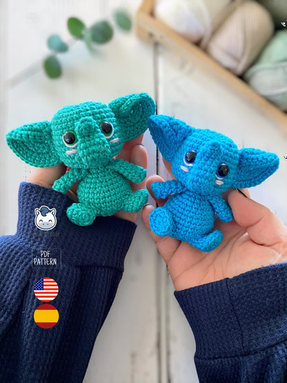 Elefantes amigurumi tejidos a crochet en colores turquesa y azul. Patrón de ganchillo PDF paso a paso para crear dos elefantes de crochet.