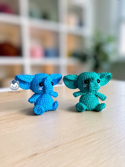 Elefantes amigurumi tejidos a crochet en colores turquesa y azul. Patrón de ganchillo PDF paso a paso para crear dos elefantes de crochet.