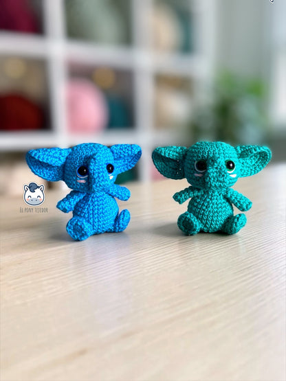 Elefantes amigurumi tejidos a crochet en colores turquesa y azul. Patrón de ganchillo PDF paso a paso para crear dos elefantes de crochet.