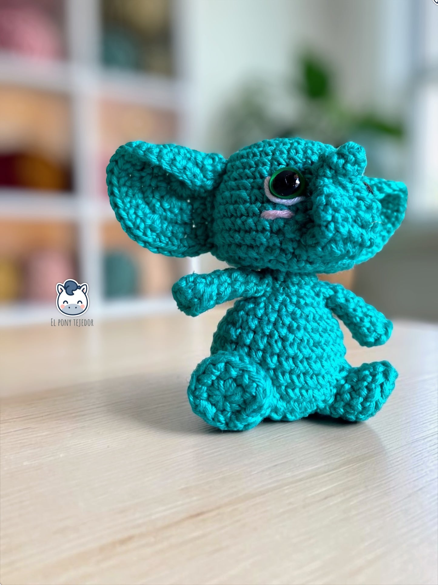 Elefantes amigurumi tejidos a crochet en colores turquesa y azul. Patrón de ganchillo PDF paso a paso para crear dos elefantes de crochet.