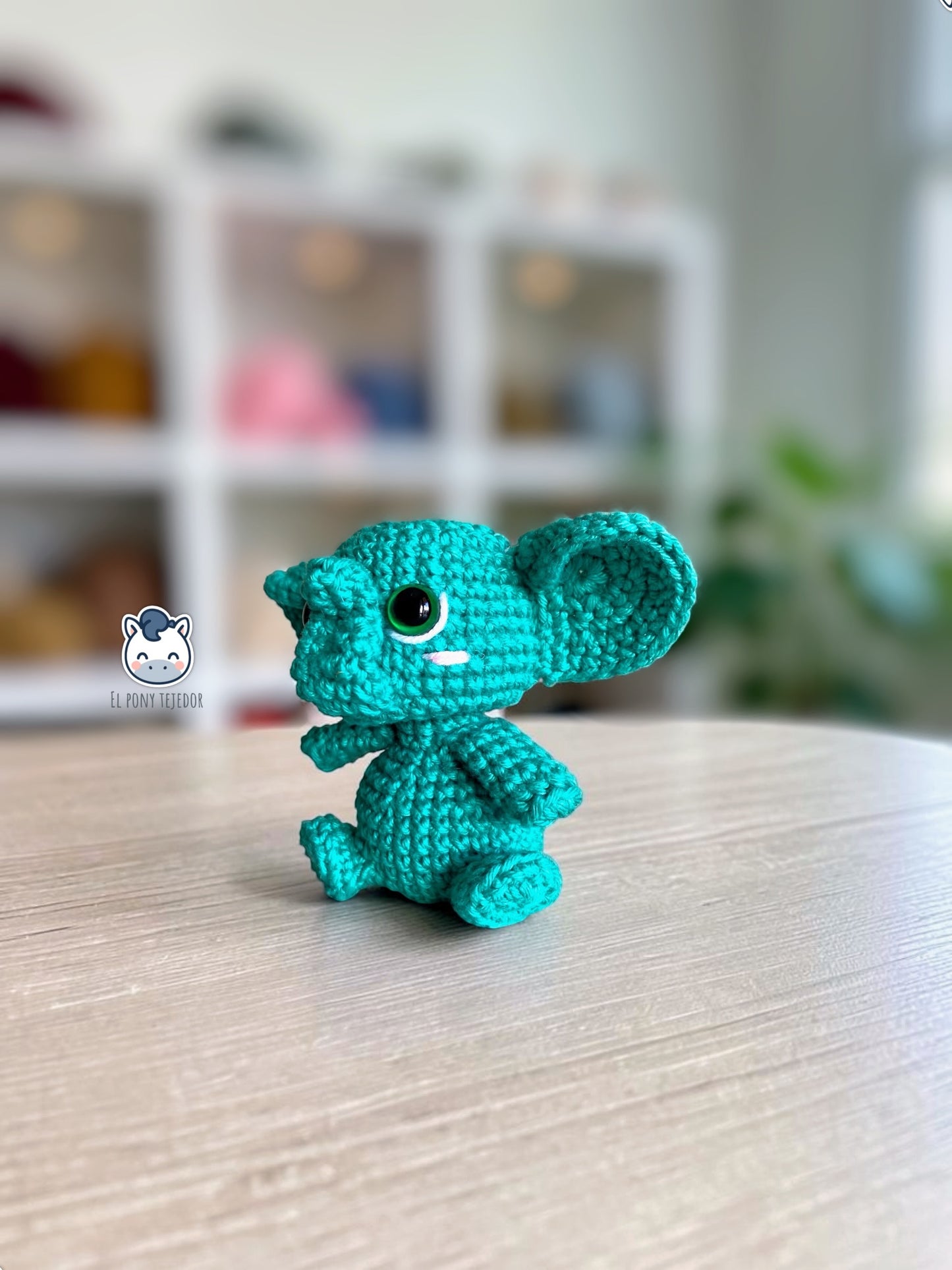Elefantes amigurumi tejidos a crochet en colores turquesa y azul. Patrón de ganchillo PDF paso a paso para crear dos elefantes de crochet.