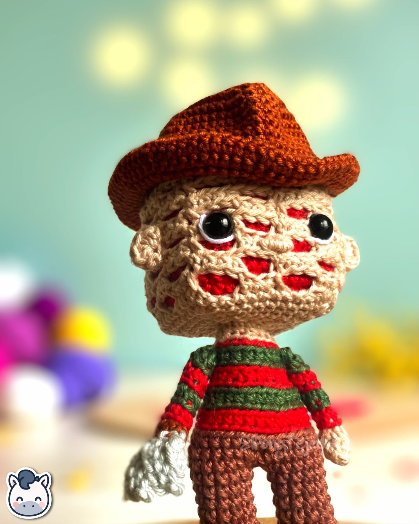 Amigurumi de Freddy Krueger inspirado en Pesadilla en Elm Street, tejido a mano con hilo 100% algodón. Perfecto para fans del terror, Halloween y coleccionistas geek. Creado por El Pony Tejedor.