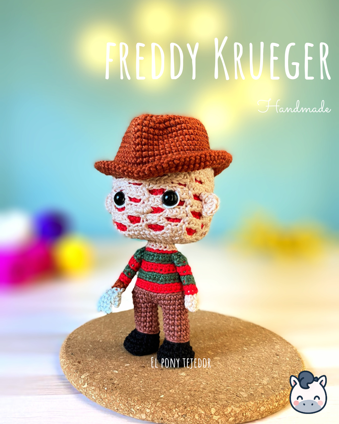 Amigurumi de Freddy Krueger inspirado en Pesadilla en Elm Street, tejido a mano con hilo 100% algodón. Perfecto para fans del terror, Halloween y coleccionistas geek. Creado por El Pony Tejedor.