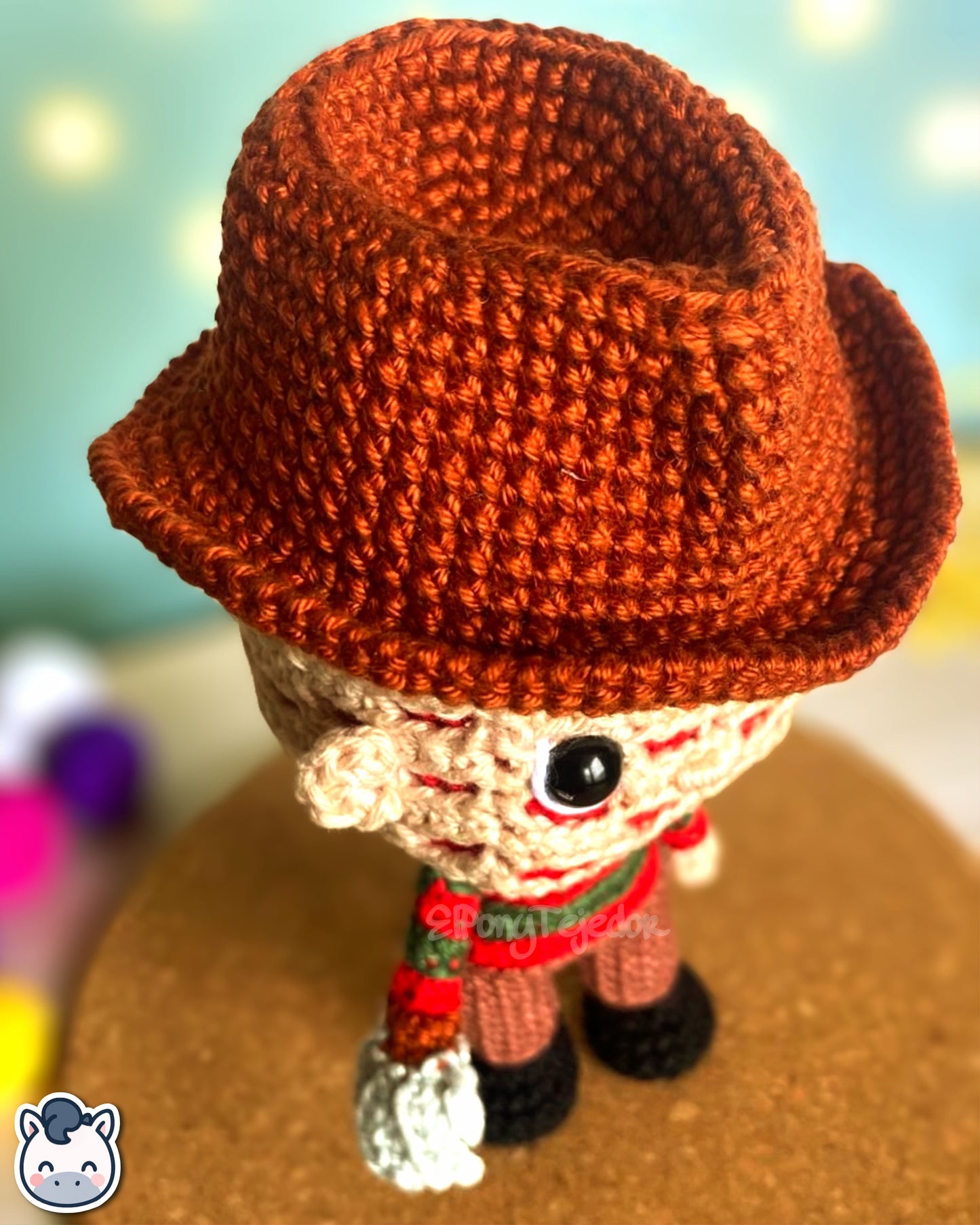 Amigurumi de Freddy Krueger inspirado en Pesadilla en Elm Street, tejido a mano con hilo 100% algodón. Perfecto para fans del terror, Halloween y coleccionistas geek. Creado por El Pony Tejedor.
