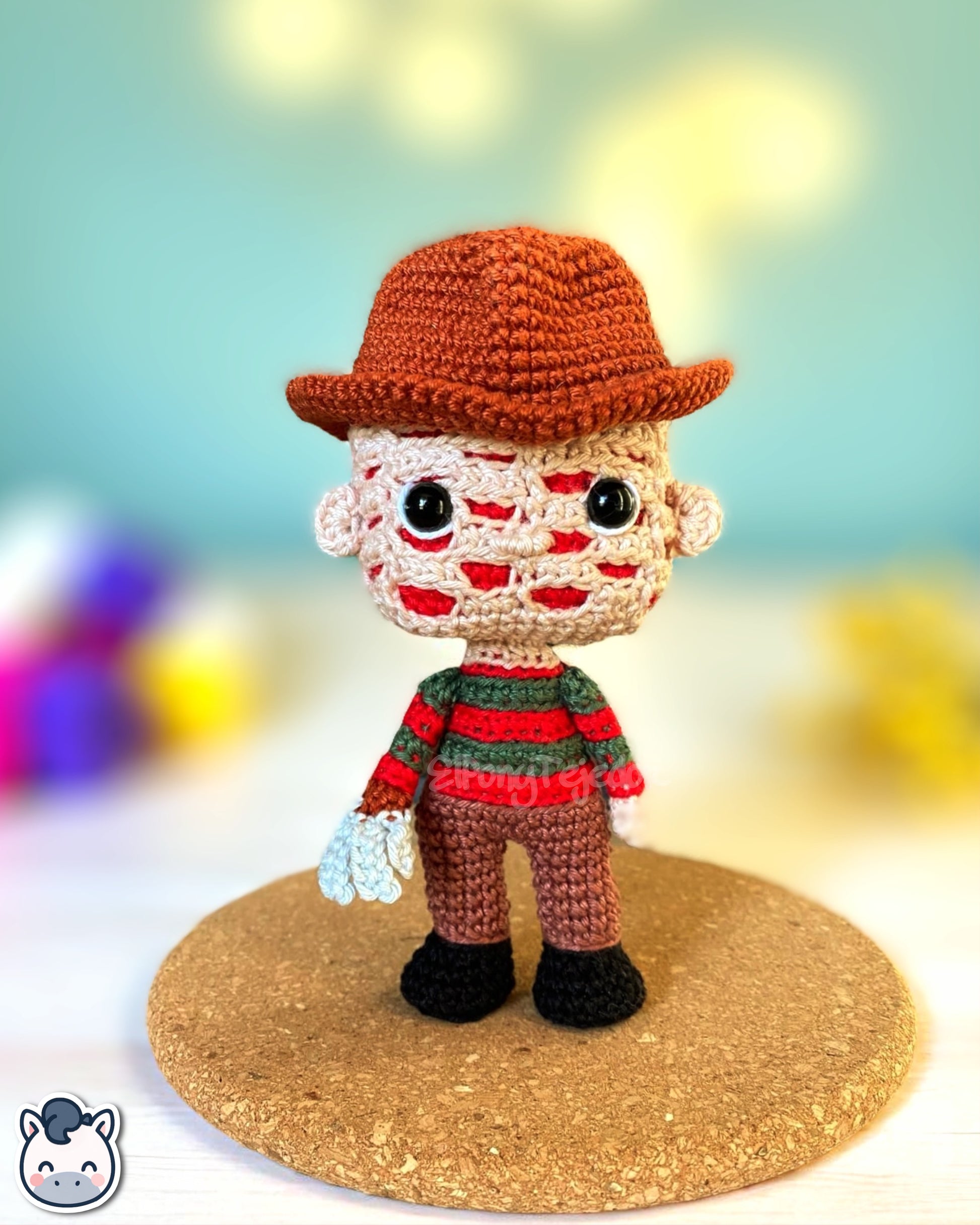 Amigurumi de Freddy Krueger inspirado en Pesadilla en Elm Street, tejido a mano con hilo 100% algodón. Perfecto para fans del terror, Halloween y coleccionistas geek. Creado por El Pony Tejedor.