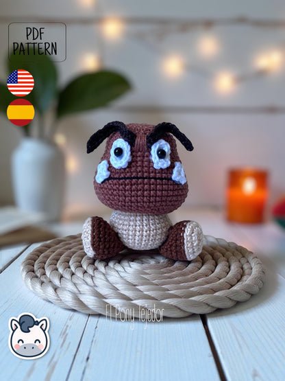 ¡Este pequeño enemigo del Mundo Champiñón ha decidido cambiar su destino y convertirse en el más adorable del juego! Con este patrón digital de amigurumi podrás tejer paso a paso tu propio Goomba, perfecto para fans de Nintendo, Super Mario Bros y los videojuegos retro. 🍄 Patrón ideal para quienes aman el estilo geek, los clásicos de consola y los muñecos de colección hechos a mano.