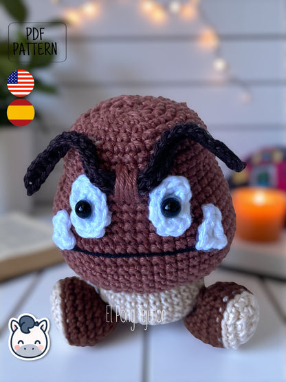 ¡Este pequeño enemigo del Mundo Champiñón ha decidido cambiar su destino y convertirse en el más adorable del juego! Con este patrón digital de amigurumi podrás tejer paso a paso tu propio Goomba, perfecto para fans de Nintendo, Super Mario Bros y los videojuegos retro. 🍄 Patrón ideal para quienes aman el estilo geek, los clásicos de consola y los muñecos de colección hechos a mano.