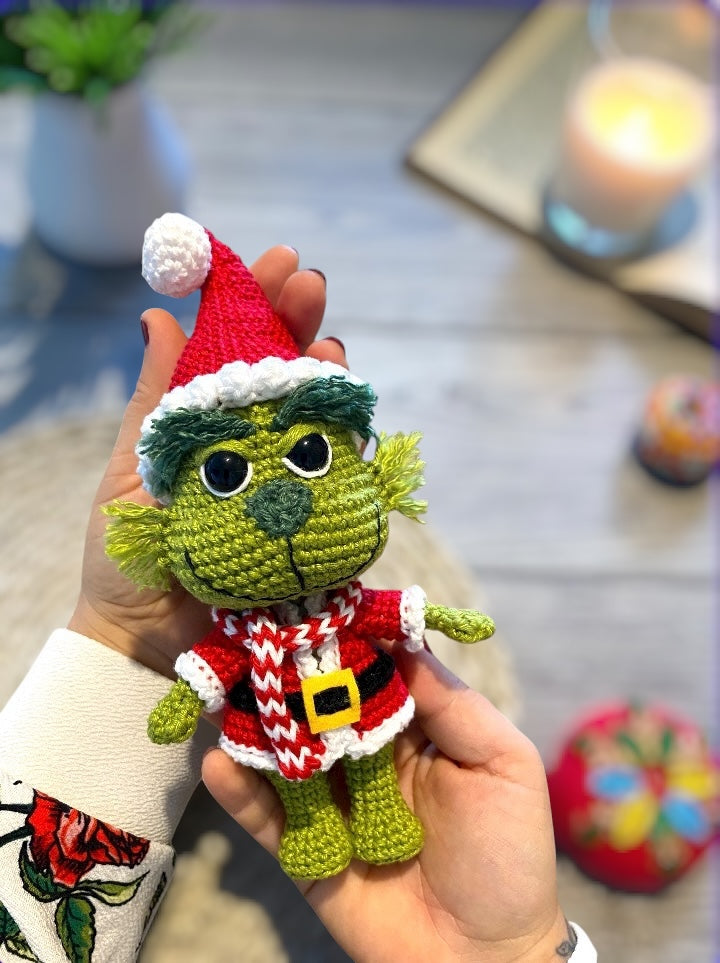 Handmade Grinch amigurumi inspired by Dr. Seuss’s How the Grinch Stole Christmas, a soft crochet plush perfect for Christmas lovers and geek collectors. Artisan plush by El Pony Tejedor.