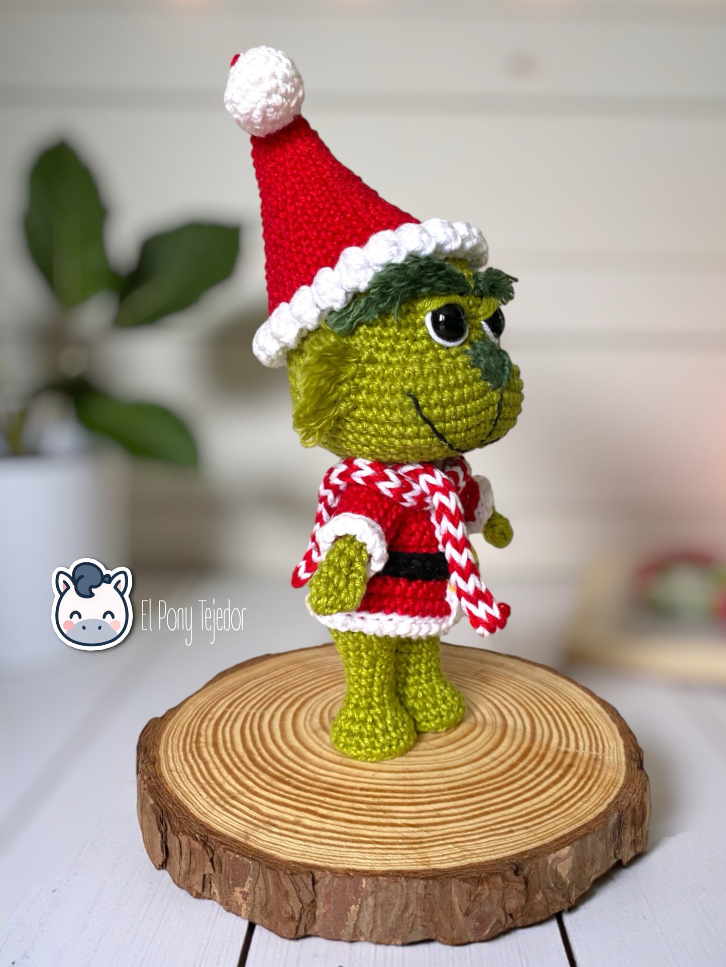 Handmade Grinch amigurumi inspired by Dr. Seuss’s How the Grinch Stole Christmas, a soft crochet plush perfect for Christmas lovers and geek collectors. Artisan plush by El Pony Tejedor.