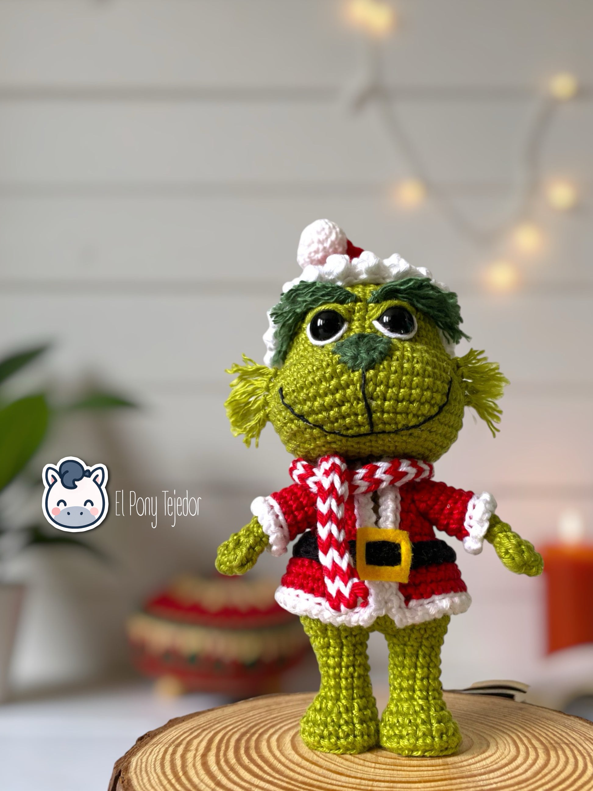 Handmade Grinch amigurumi inspired by Dr. Seuss’s How the Grinch Stole Christmas, a soft crochet plush perfect for Christmas lovers and geek collectors. Artisan plush by El Pony Tejedor.