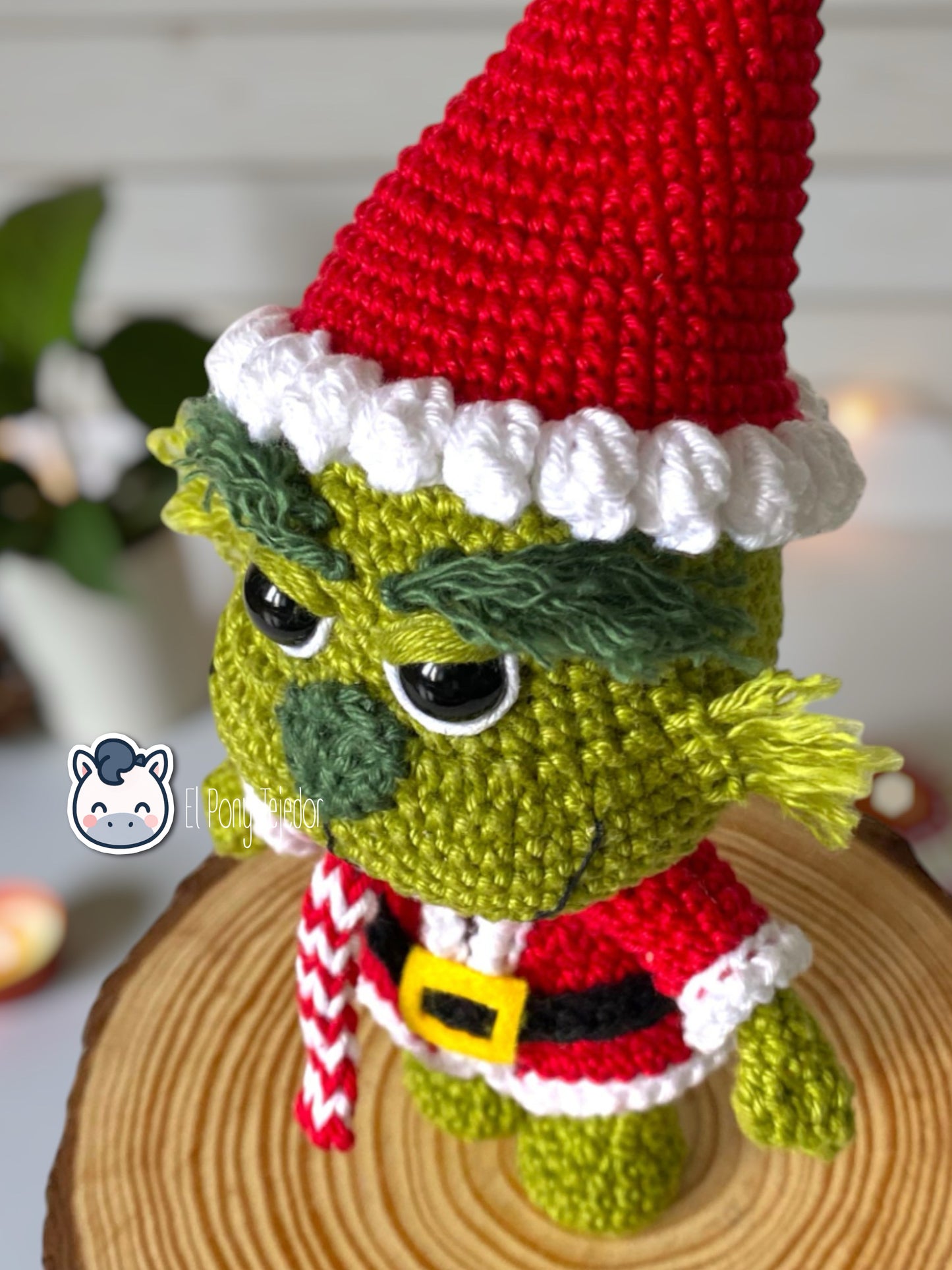 Handmade Grinch amigurumi inspired by Dr. Seuss’s How the Grinch Stole Christmas, a soft crochet plush perfect for Christmas lovers and geek collectors. Artisan plush by El Pony Tejedor.