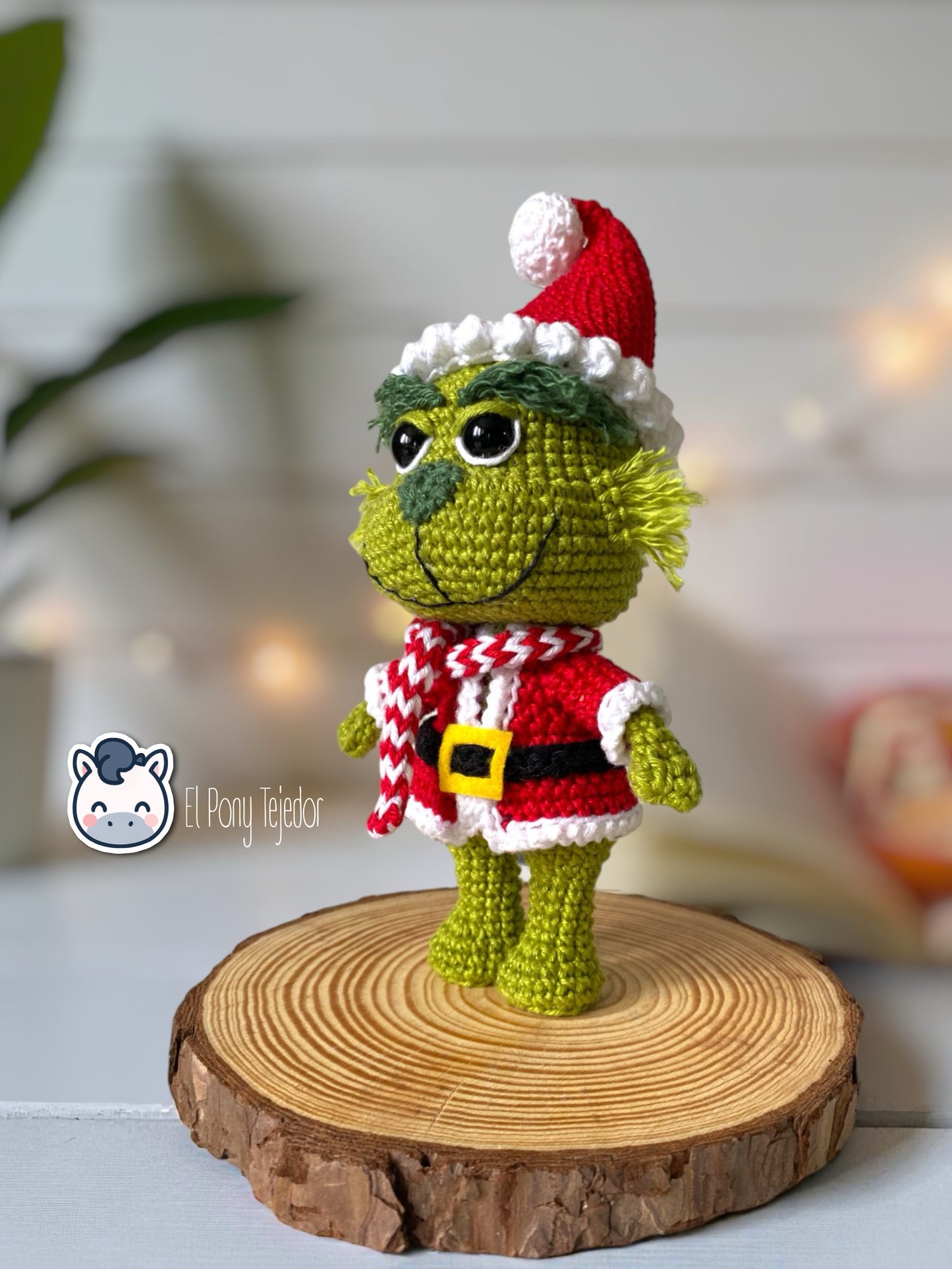 Handmade Grinch amigurumi inspired by Dr. Seuss’s How the Grinch Stole Christmas, a soft crochet plush perfect for Christmas lovers and geek collectors. Artisan plush by El Pony Tejedor.
