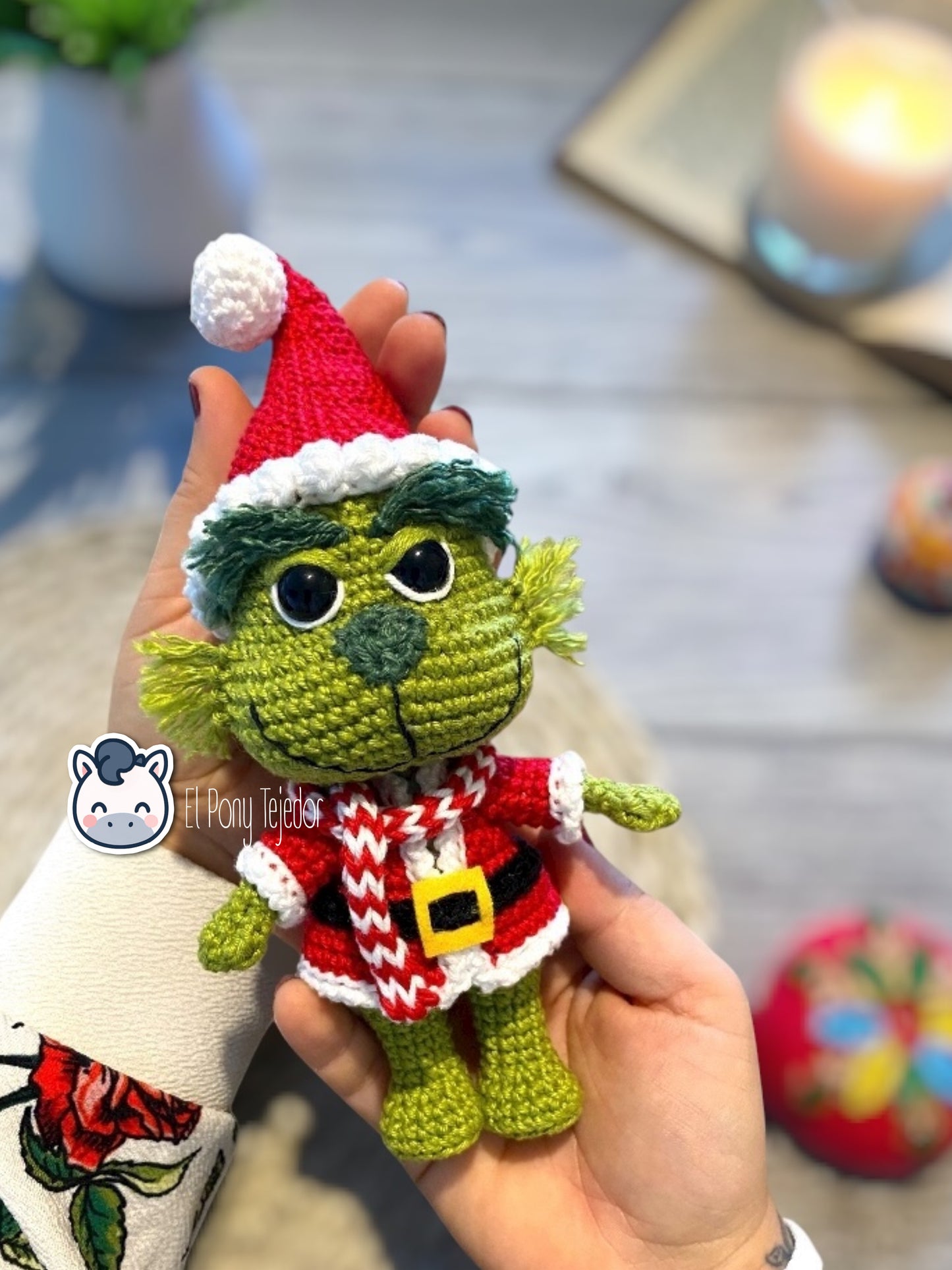 Handmade Grinch amigurumi inspired by Dr. Seuss’s How the Grinch Stole Christmas, a soft crochet plush perfect for Christmas lovers and geek collectors. Artisan plush by El Pony Tejedor.