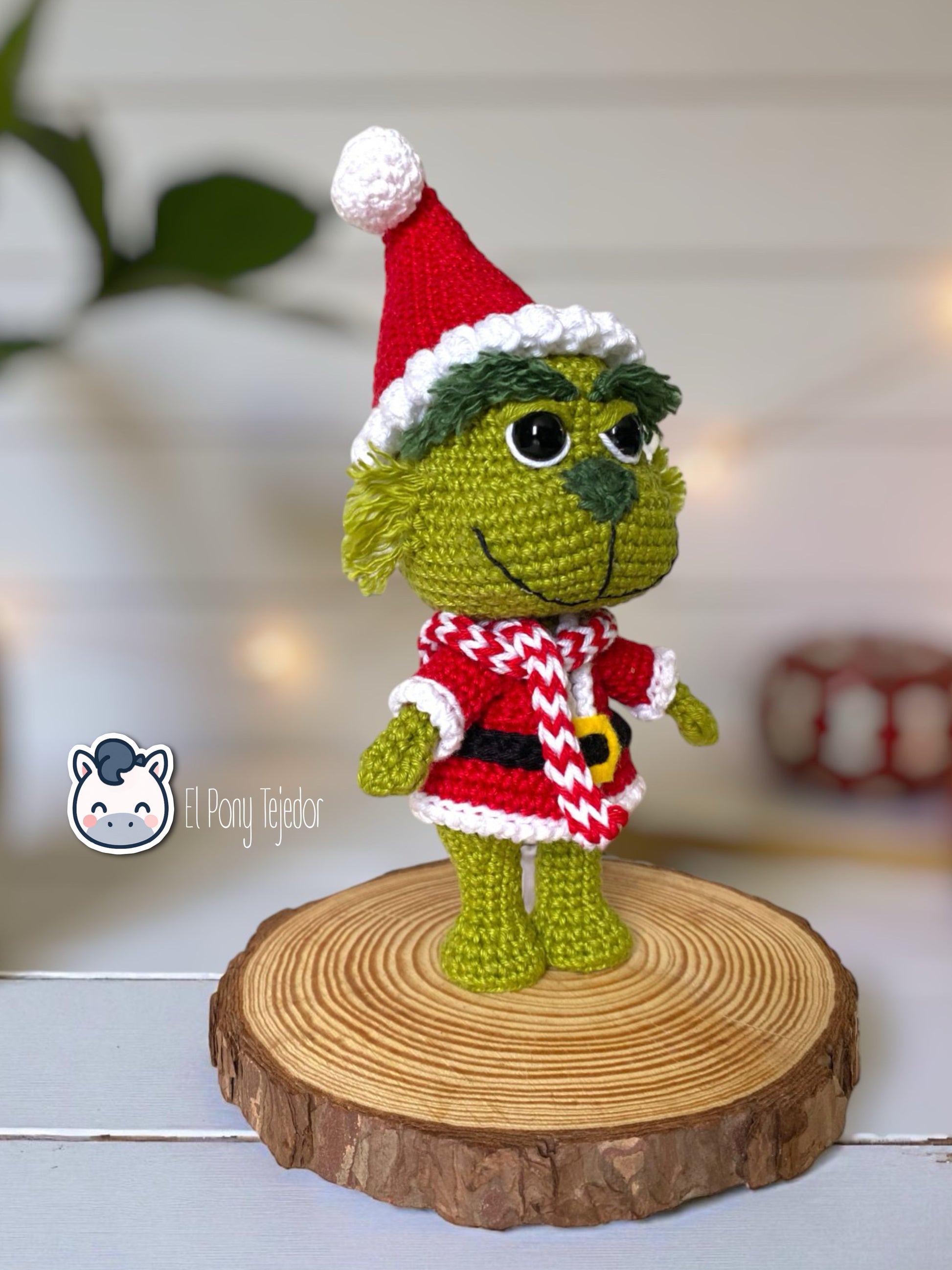 Handmade Grinch amigurumi inspired by Dr. Seuss’s How the Grinch Stole Christmas, a soft crochet plush perfect for Christmas lovers and geek collectors. Artisan plush by El Pony Tejedor.