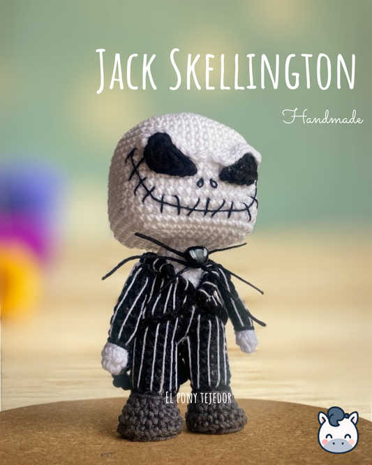 Amigurumi de Jack Skellington inspirado en Pesadilla Antes de Navidad, hecho a mano con hilo 100% algodón. Perfecto para fans de Tim Burton, Halloween y el arte gótico. Creado por El Pony Tejedor.
