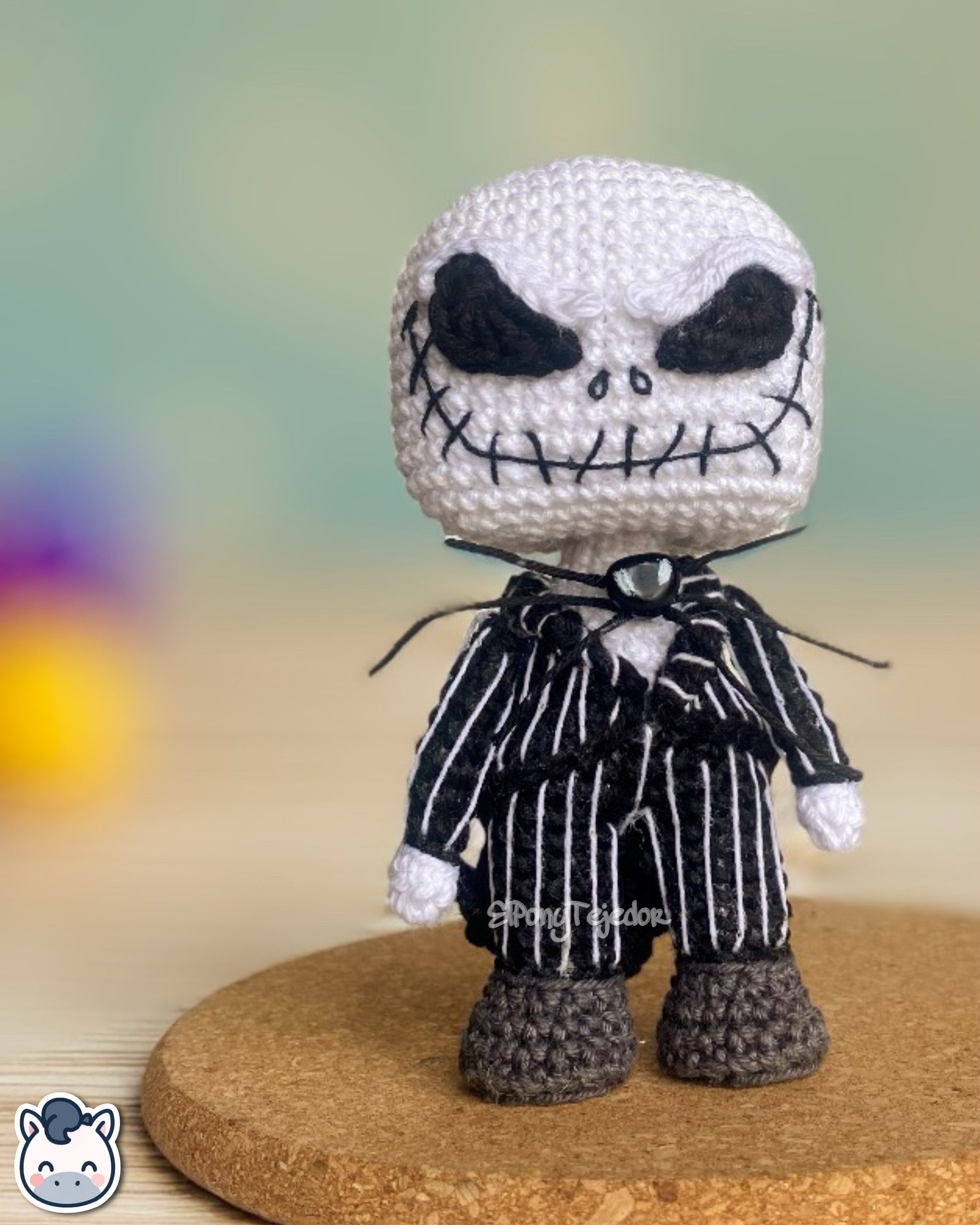 Amigurumi de Jack Skellington inspirado en Pesadilla Antes de Navidad, hecho a mano con hilo 100% algodón. Perfecto para fans de Tim Burton, Halloween y el arte gótico. Creado por El Pony Tejedor.
