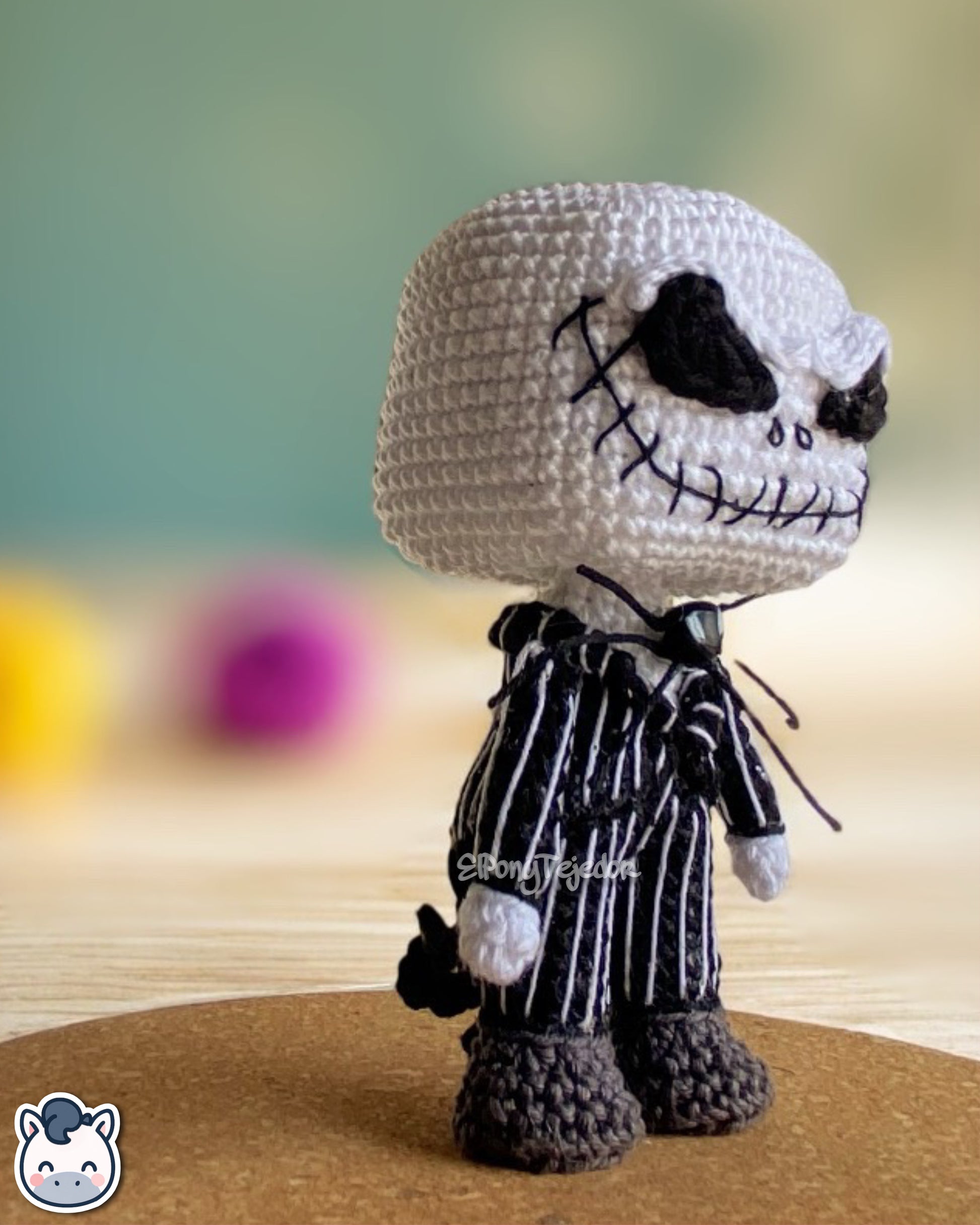 Amigurumi de Jack Skellington inspirado en Pesadilla Antes de Navidad, hecho a mano con hilo 100% algodón. Perfecto para fans de Tim Burton, Halloween y el arte gótico. Creado por El Pony Tejedor.
